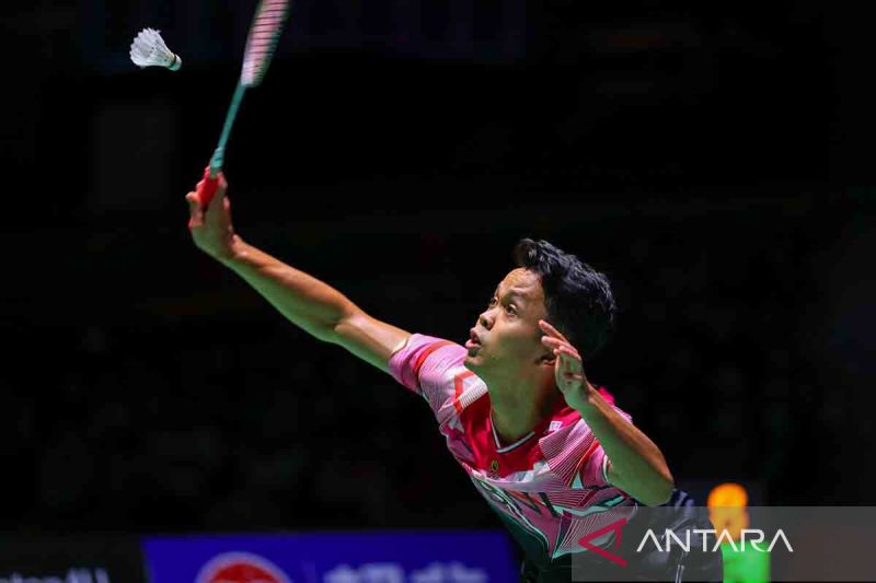 Foto arsip - Pebulu tangkis tunggal putra Indonesia Anthony Sinisuka Ginting mengembalikan kok ke arah lawan pebulu tangkis Denmark Viktor Axelsen pada perempat final BWF World Championships 2022 di Tokyo Metropolitan Gymnasium, Tokyo, Jepang, Jumat (26/8