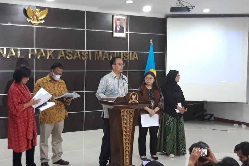 Komisioner Komnas HAM Beka Ulung Hapsara membacakan kesimpulan dan rekomendasi lembaga itu terkait kasus dugaan pembunuhan berencana Brigadir J di Jakarta, Kamis 91/9/2022). ANTARA/Muhammad Zulfikar)