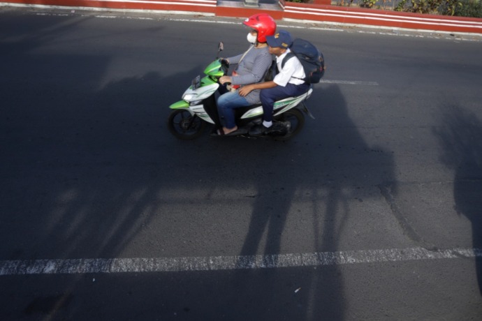 MELANGGAR: Pengendara tidak mematuhi aturan lalu lintas melintas di jalan Kota Mojokerto. Angka kecelakaan tahun ini cukup tinggi.