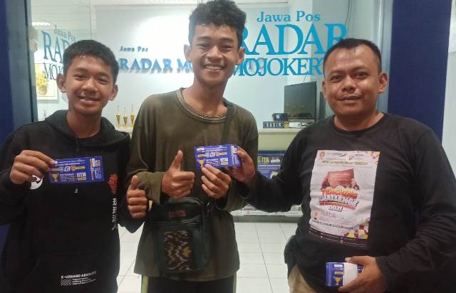 DEMI TIM KEBANGAAN: Bagus Aprianto, Empemania asal Perum Japan Asri, Sooko usai membeli tiket derbi uji coba Persem Mojokerto melawan PS Mojokerto Putra (PSMP) di kantor Jawa Pos Radar Mojokerto (JPRM) kemarin. (Dodik Rudiyanto/Jawa Pos Radar Mojokerto)