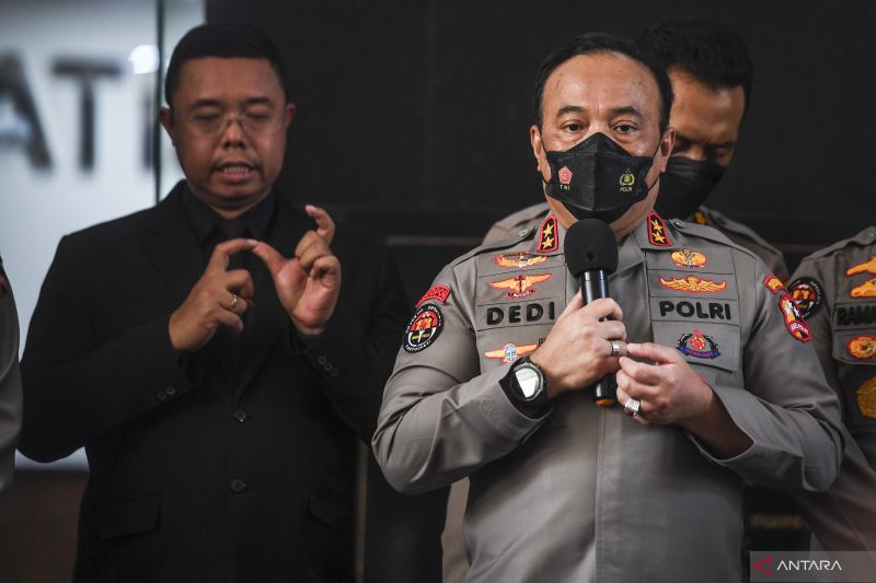 Kadiv Humas Polri Irjen Pol Dedi Prasetyo (kanan) memberikan keterangan kepada media usai pembacaan putusan sidang komisi banding atas putusan Pemberhentian Tidak Dengan Hormat (PTDH) Ferdy Sambo dari hasil sidang Komisi Kode Etik Polri (KKEP) di Gedung T