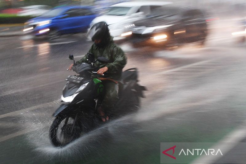 Pengendara melintas di jalan saat hujan di kawasan Bundaran Hotel Indonesia, Jakarta, Senin (1/11/2021). Badan Meteorologi, Klimatologi, dan Geofisika (BMKG) mengeluarkan peringatan dini cuaca ekstrem berupa hujan dengan intensitas sedang hingga lebat yan