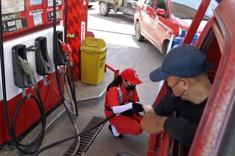 Ilustrasi - Petugas SPBU Pertamina mengisi bahan bakar minyak ke mobil bak terbuka. (ANTARA/HO-Pertamina)