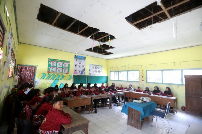 TIDAK NYAMAN: Ruang kelas SDN Sumberwuluh, Kecamatan Dawarblandong, mengalami kerusakan berat. (Sofan Kurniawan/Jawa Pos Radar Mojokerto)