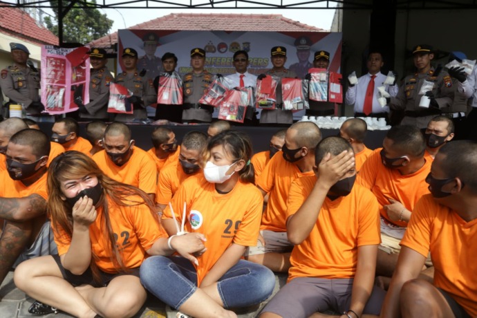 TUMPAS: Polisi menunjukkan para tersangka kasus narkoba yang diamankan selama sebulan terakhir saat konferensi pers, Senin (5/9). (Sofan Kurniawan/Jawa Pos Radar Mojokerto)