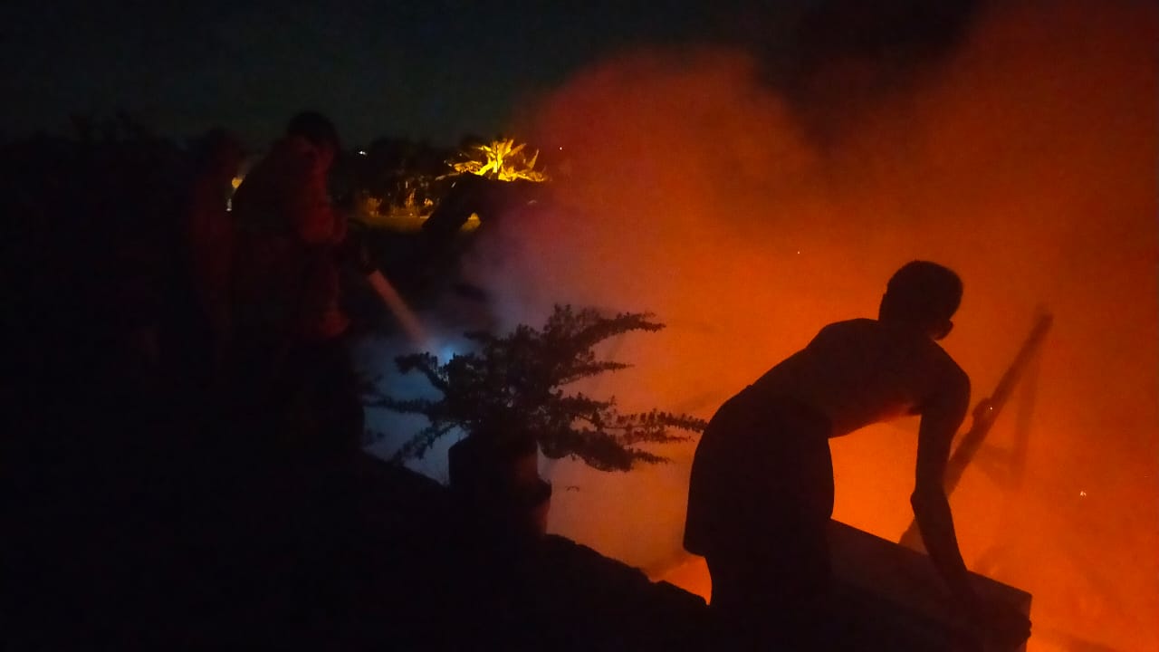 DIPADAMKAN: Dibantu warga setempat, petugas Damkar BPBD Kabupaten Mojokerto berjibaku memadamkan kebakaran di Desa Watukenongo, Kecamatan Pungging, Rabu (7/9) malam. (Dok BPBD Kab Mojokerto for JPRM)