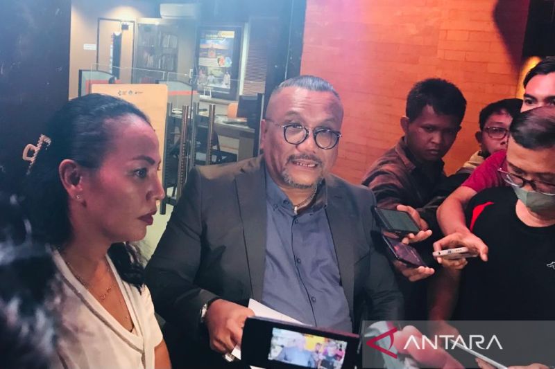 Puteri Indonesia persahabatan 2022, Fransisca Christie, dan pengacaranya, Togar Situmorang, saat memberikan keterangan pers di Kantor Polda Bali, Kamis (8/9/2022). ANTARA/Rolandus Nampu