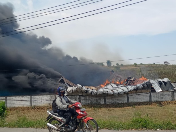 PABRIK TERBAKAR: Kebakaran hebat terjadi di PT Prodina Jawara Grup, Desa Jatirowo, Kecamatan Dawarblandong, Minggu (18/9) siang. (Yulianto Adi Nugroho/Jawa Pos Radar Mojokerto)