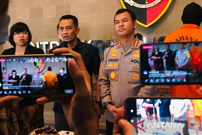 Kepala Bidang Hubungan Masyarakat (Kabid Humas) Kepolisian Daerah Bali Komisaris Besar Polisi Stefanus Satake Bayu Setianto (kanan) dan Kasubdit V Siber Ditreskrimsus Polda Bali AKBP Nanang Pri Hasmiko (kiri) memberikan keterangan pers terkait penanganan