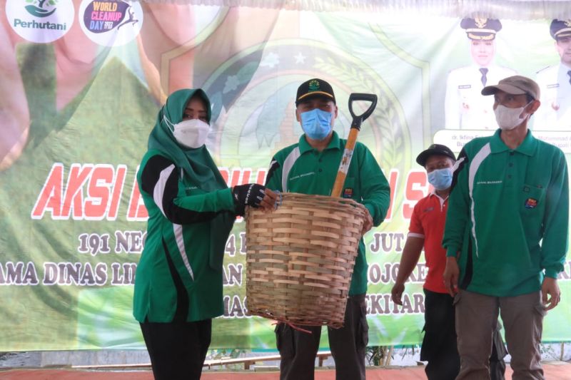Peringatan World Clean Up Day tahun 2022 di Kabupaten Mojokerto Jawa Timur, Jumat (23/9/2022). ANTARA/HO-Pemkab Mojokerto