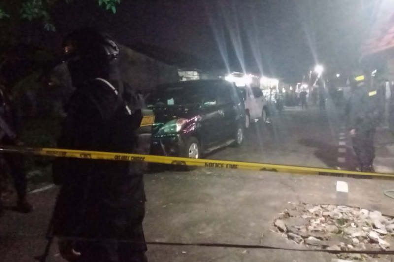 Petugas berjaga di sekitar Asrama Polisi Solo Baru, Kabupaten Sukoharjo, Minggu. (ANTARA/ Petugas berjaga di sekitar Asrama Polisi Solo Baru, Kabupaten Sukoharjo, Minggu. (ANTARA/ HO-Humas Polda Jateng)	 Petugas berjaga di sekitar Asrama Polisi Solo Baru,
