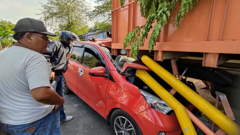 RINGSEK PARAH: Mobil Toyota Calya L 1029 EF yang rusak parah usai terlibat kecelakaan di Jalan Raya Desa Sumberwono, Kecamatan Bangsal. (Martda Vadetya/Jawa Pos Radar Mojokerto)