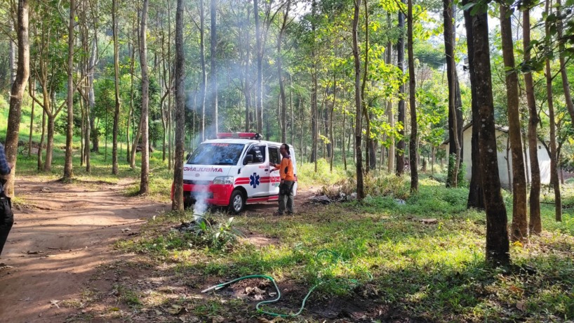 SIAGA: Tim SAR gabungan tengah bersiaga menunggu proses evakuasi rampung di kawasan Air Terjun Grenjengan, Pacet, Kabupaten Mojokerto. (Martda Vadetya/Jawa Pos Radar Mojokerto)