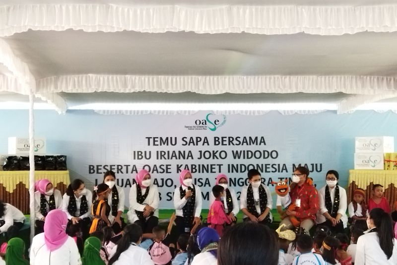 Ibu Negara Iriana Joko Widodo dan rombongan OASE KIM membacakan dongeng dan bernyanyi dengan anak-anak TK di Labuan Bajo, Manggarai Barat, NTT, Rabu (28/9/2022). (ANTARA/Fransiska Mariana Nuka)