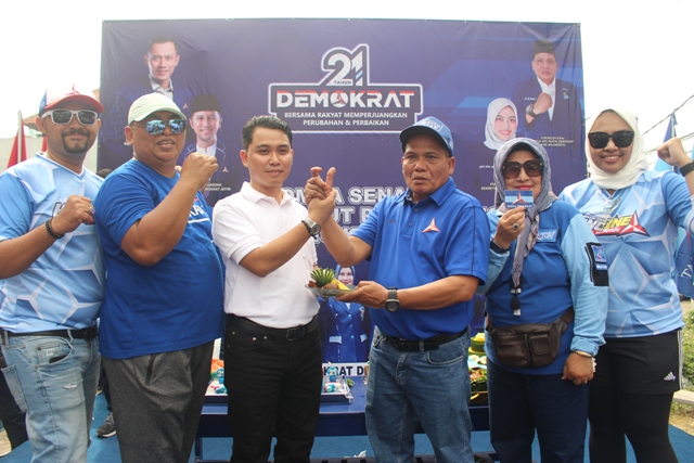 PENGURUS PARTAI: Ketua DPC Partai Demokrat H. M. Sholeh menyerahkan potongan tumpeng kepada Gus Barra. (dok DPC Partai Demokrat Kabupaten Mojokerto)