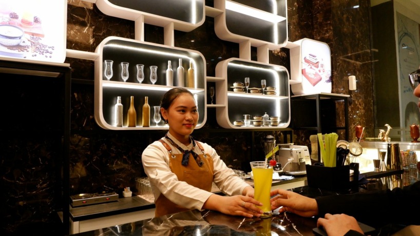 RAMAH: Bartender menyajikan minuman kepada tamu.