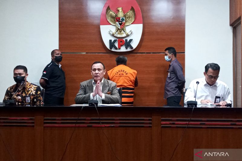 Ketua KPK Firli Bahuri (tengah) dalam jumpa pers di Gedung Merah Putih KPK, Jakarta, Kamis (8-9-2022). ANTARA/Tri Meilani Ameliya