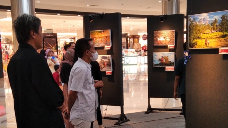 DIAPRESIASI: Direktur Utama Jawa Pos Koran Leak Kustiyo didampingi Direktur JPRM M. Nur Kholis saat mengunjungi Pameran Foto Nasional di Atrium Sunrise Mall Mojokerto, Minggu (25/9). (Arief Hikmawan/Jawa Pos Radar Mojokerto)