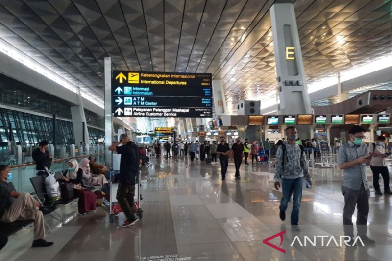 Ilustrasi aktivitas pemakai jasa penerbangan dan pengunjung di Terminal 3 Bandara Internasional Soekarno-Hatta. ANTARA/Azmi S Maarif