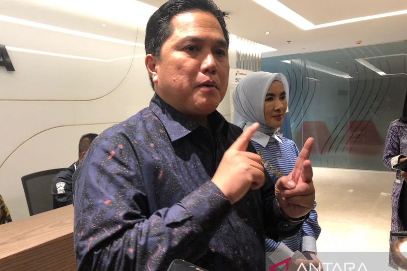 Menteri BUMN Erick Thohir dalam sesi wawancara dengan para jurnalis usai meninjau persediaan BBM nasional melalui fasilitas Pertamina Integrated Enterprise Data and Command Center (PIEDCC) di Graha Pertamina, Jakarta, Rabu (7/9/2022). (ANTARA/Sugiharto pu