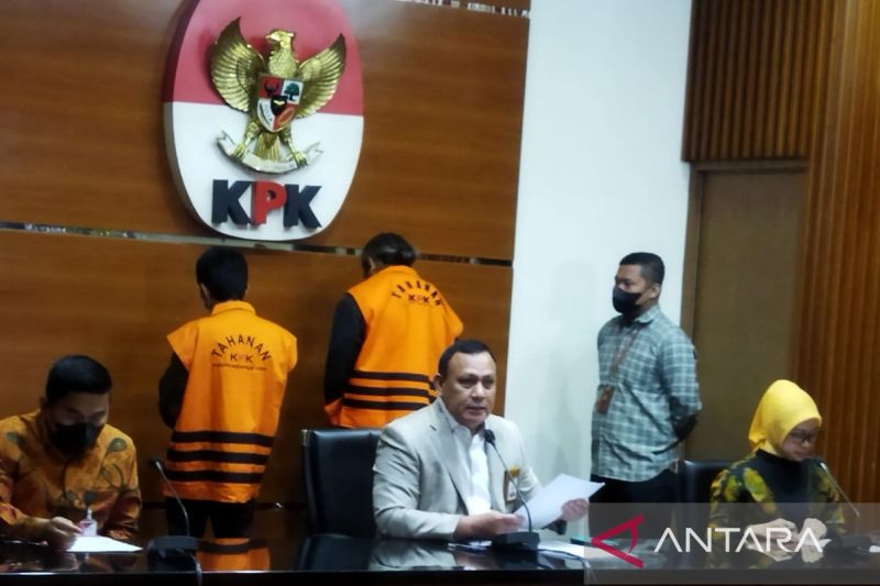 Dari kiri-kanan. Deputi Penindakan dan Eksekusi KPK Karyoto, Ketua KPK Firli Bahuri, dan Plt Juru Bicara KPK Bidang Pencegahan Ipi Maryati Kuding saat jumpa pers di Gedung KPK, Jakarta, Jumat (23/9/2022) terkait penetapan 10 tersangka kasus dugaan suap pe