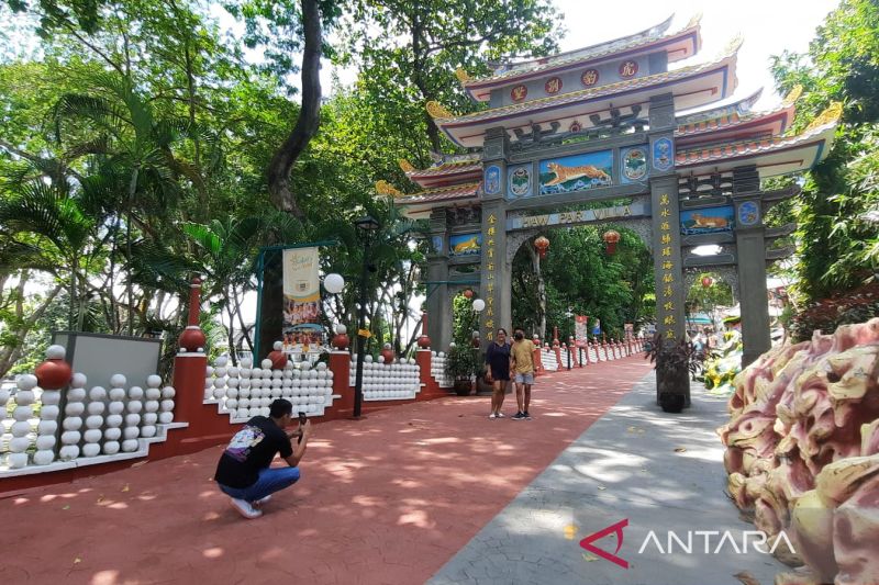 Pengunjung berfoto di area Komplek Museum Haw Par Villa di Pasir Panjang, Singapura (ANTARA/Chairul Rohman)