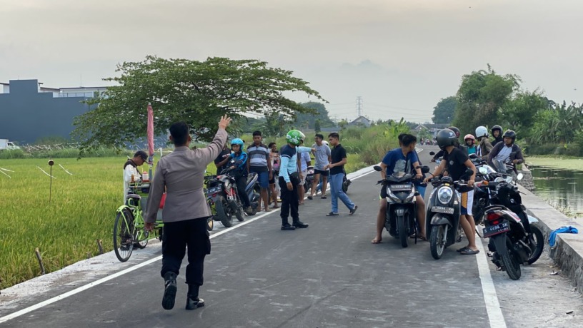 DITINDAK: Polisi mengamankan belasan pemuda berikut motor dari arena balap liar di Kelurahan Meri, Kecamatan Kranggan, Kota Mojokerto, kemarin. (Yulianto Adinug/Jawa Pos Radar Mojokerto)