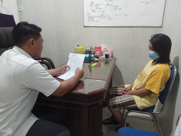 MENYESAL: IR menjalani pemeriksaan di Satreskrim Polres Mojokerto Kota, kemarin. (Yulianto Adi Nugroho/Jawa Pos Radar Mojokerto)