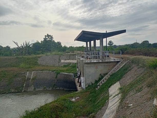 BANGUNAN TUA: Dam Sipon diyakini juga menjadi tempat wingit yang ditandai seringnya terlihat beragam penampakan sosok gaib. (Yulianto Adi Nugroho/Jawa Pos Radar Mojokerto)