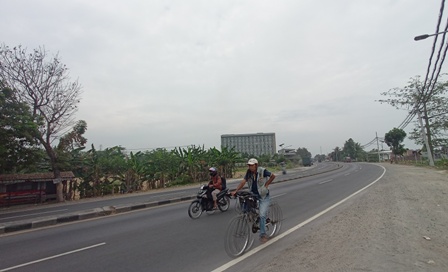 SAKSI BISU: Kendaraan melintas di Jalan Bypass Mojokerto KM 51, Desa Kenanten, Kecamatan Puri, kemarin (9/9). Sebelas tahun silam, kecelakaan maut terjadi di jalur menikung ini. (Yulianto Adinug/Jawa Pos Radar Mojokerto)