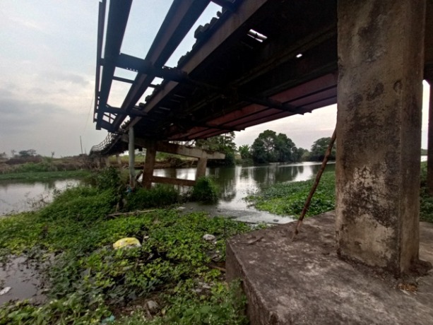 BERSEJARAH: Jembatan era kolonial yang menyambungkan dua desa di Kecamatan Sooko, Kabupaten Mojokerto menjadi jalur alternatif meskipun kondisinya sudah rusak. (Yulianto Adi Nugroho/Jawa Pos Radar Mojokerto)