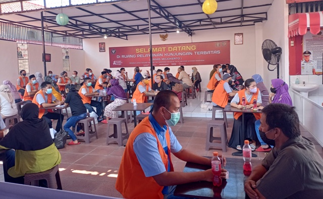 RAMAI: Warga binaan Lapas Kelas II-B Mojokerto saat menerima kunjungan keluarga, Juli lalu. Sejumlah warga binaan diusulkan untuk dipindah ke lapas lain. (Yulianto Adinug/Jawa Pos Radar Mojokerto)