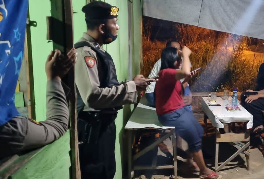 CEGAH PELANGGARAN: Petugas Satsabhara Polres Mojokerto Kota memeriksa warung karaoke di Desa Jatirowo, Kecamatan Dawarblandong, Senin (19/9) malam. (Yulianto Adi Nugroho/Jawa Pos Radar Mojokerto)