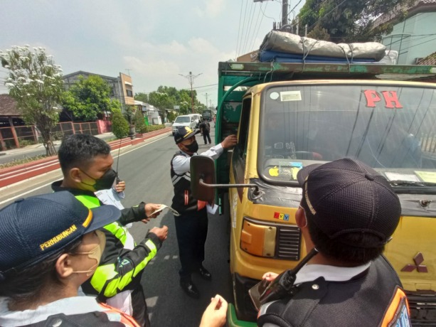 MELANGGAR: Petugas mememiksa kelengkapan surat kendaraan yang melintas di Jalan Gajah Mada, Kota Mojokerto, kemarin. (Yulianto Adi Nugroho/Jawa Pos Radar Mojokerto)