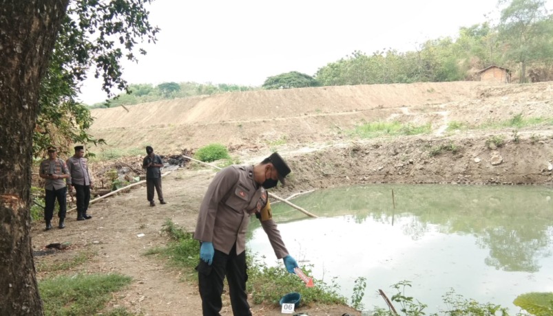 PENANGANAN: Petugas Polsek Kemlagi melakukan olah tempat kejadian perkara (TKP) tenggelamnya pelajar di sendang Kembang Suko, Dusun Sukorejo, Desa Mojorejo, Kecamatan Kemlagi, kemarin. (Yulianto Adinug/Jawa Pos Radar Mojokerto)