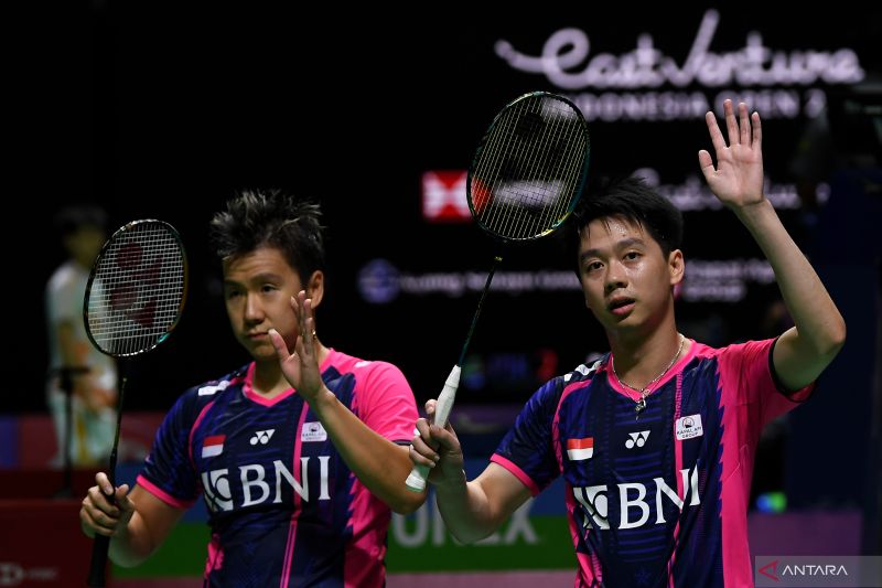 Foto arsip - Pebulu tangkis ganda putra Indonesia Kevin Sanjaya Sukamuljo (kanan) dan Marcus Fernaldi Gideon melambaikan tangan usai mengalahkan pebulu tangkis Indonesia Wahyu Nayaka Arya Pangkaryanira/Ade Yusuf Santoso dalam babak 32 besar Indonesia Open