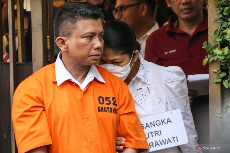 Tersangka Irjen Ferdy Sambo (kiri) bersama Istrinya tersangka Putri Candrawathi (kanan) keluar dari rumah dinasnya yang menjadi TKP pembunuhan Brigadir J di Jalan Duren Tiga Barat, Kompleks Polri Duren Tiga, Jakarta, Selasa (30/8/2022). Kepolisian melakuk