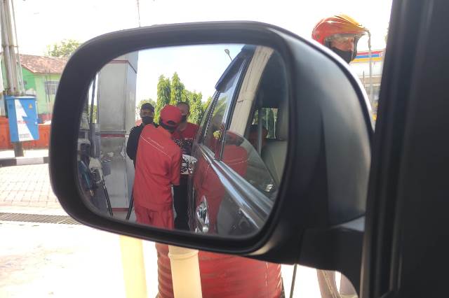 TURUN HARGA: Seorang petugas SPBU di Jalan Bhayangkara, Kota Mojokerto tengah melayani pembeli, Kamis (1/9). (Arief Hikmawan/Jawa Pos Radar Mojokerto)