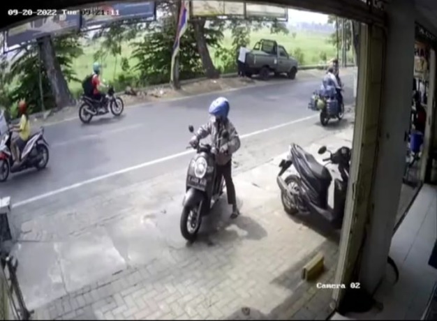 DETIK-DETIK AKSI: Rekaman CCTV minimarket di Jalan Semeru, Kota Mojokerto menunjukkan saat tersangka menggasak motor pelanggan, Kamis (22/9). (dok Satreskrim Polres Mojokerto Kota for JPRM)