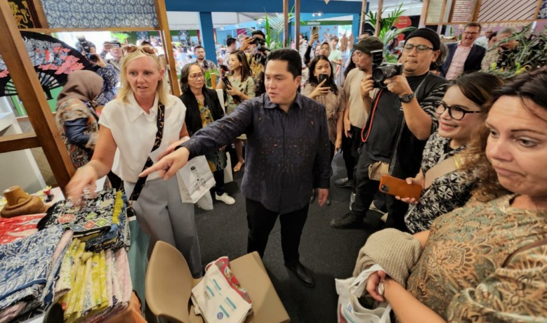 MENTERI BUMN: Menteri Badan Usaha Milik Negara Erick Thohir pun berkunjung secara langsung untuk menyapa segenap tamu dan para diaspora Indonesia, Sabtu (3/9/2022). (dok Humas BNI for Jawa Pos Radar Mojokerto)