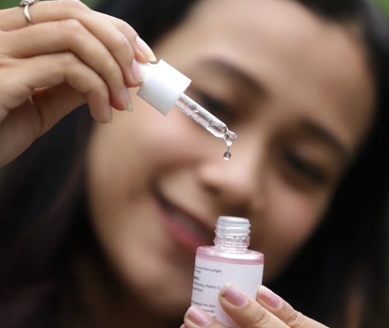 AGAR TERAWAT: Penggunaan skincare sejak dini dinilai kaum remaja bisa membuat kulit terlihat sehat dan bersih. (Sofan Kurniawan/Jawa Pos Radar Mojokerto)