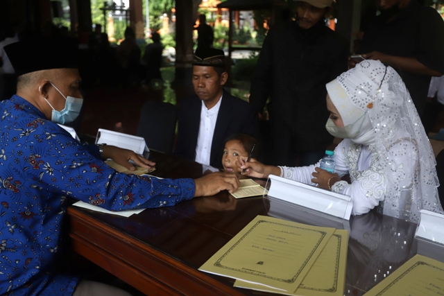 MASAL: Salah satu pasangan sebelum melakukan ijab kabul di Pendapa Pemkab pasca menjalani sidang isbat, kemarin (30/9). (Sofan Kurniawan/Jawa Pos Radar Mojokerto)