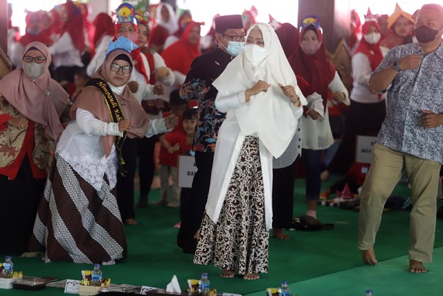 GAYENG: Bupati Ikfina Fahmawati senam bersama ribuan peserta Gebyar Kreasi Himpaudi besutan JPRM di Pendapa Majatama, Pemkab Mojokerto, kemarin. (Sofan Kurniawan/Jawa Pos Radar Mojokerto)