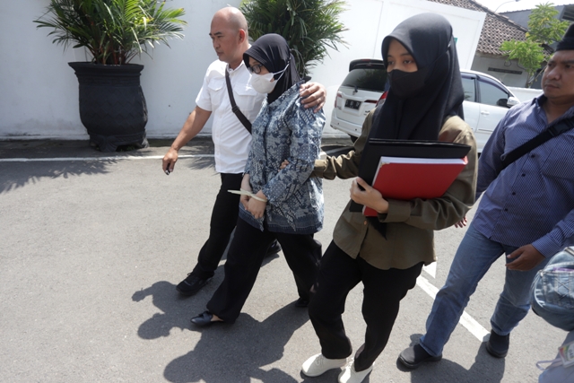 DIGELANDANG: Kastik, 46, Bendahara Desa Sumberwuluh, Kecamatan Dawarblandong, periode 2013-2019 dibawa ke Kantor Kejaksaan Negeri Kabupaten Mojokerto oleh petugas Satreskrim Polres Mojokerto Kota, Kamis (15/9). (Sofan Kurniawan/Jawa Pos Radar Mojokerto)