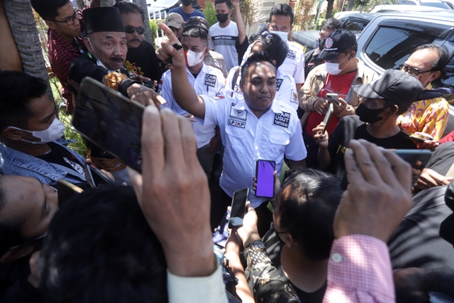 GUGAT: Juru bicara LP2KP memberikan keterangan pers setelah sidang gugatan terhadap Yayasan Ponpes Amanatul Umah di PN Mojokerto, kemarin. (Sofan Kurniawan/Jawa Pos Radar Mojokerto)