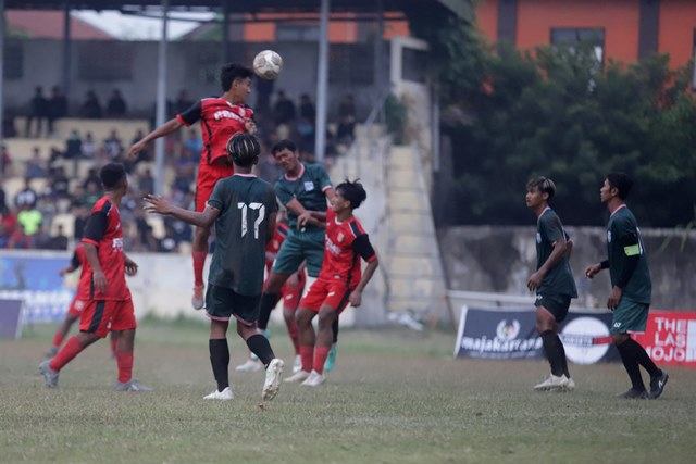 EVALUASI: Playmaker Persem, Yohanes (hijau) melewati hadangan pemain PS Mojokerto Putra (PSMP) saat derbi uji coba di Gelora A. Yani Kota Mojokerto kemarin. (Sofan Kurniawan/Jawa Pos Radar Mojokerto)