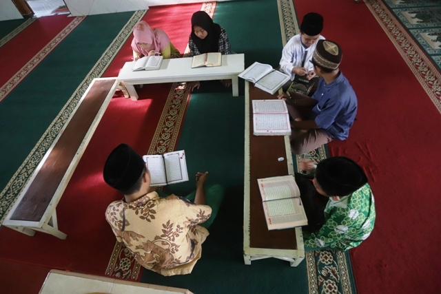 TAK MERATA: Suasana pembelajaran di TPQ Al Mustofa Desa Losari Gedeg, kemarin. Tahun ini, hanya ada 24 lembaga pendidikan nonformal di bawah naungan Kemenag Kabupaten Mojokerto yang mendapatkan bantuan. (Sofan Kurniawan/Jawa Pos Radar Mojokerto)