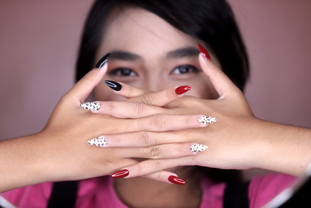 FEMINIM: Tampilan desain nail art dengan warna beragam yang membuat penampilan kuku lebih hidup dan cantik. (Sofan Kurniawan/Jawa Pos Radar Mojokerto)