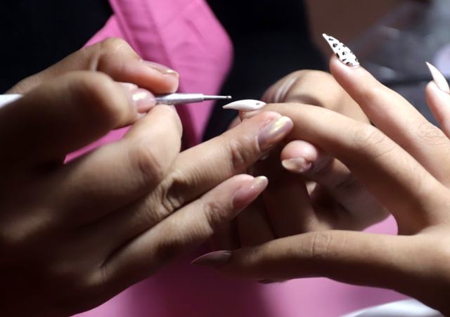 TERAMPIL: Perawatan nail art kini banyak diincar kaum hawa untuk menunjang penampilan sehari-hari dalam beraktivitas. (Jawa Pos Radar Mojokerto)