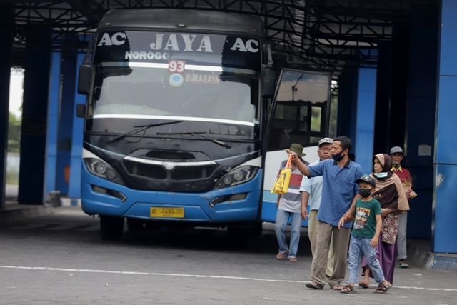 TERDAMPAK: Aktivitas penumpang bus di Terminal Kertajaya, Kota Mojokerto kemarin. Sejumlah trayek bus mengalami kenaikan tarif. (Sofan Kurniawan/Jawa Pos Radar Mojokerto)